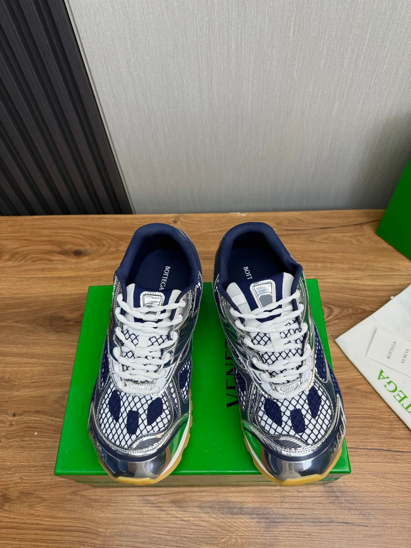 Men's men's shoes 💰620💰 BV top version 𝘽𝙊𝙏𝙏𝙀𝙂𝘼 𝙑𝙀𝙉𝙀𝙏𝘼 Orbit sneakers Wang Yibo same style couple style dad shoes 🩷💚 Runner sneakers, made of lightweight technical mesh fabric. Features a geometric patterned rubber outsole. Pay attention to the package craftsmanship ❕ High version shipping ❗️ Very nice, durable to play with and durable to make ✔️ Standard version 💯💯 The outsole is made of color-blocked TPU outsole. Women’s model 35-41 (40 41 customized) Men’s model 39-46 (45.46 customized) Equipped with original packaging